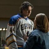Belmont Cameli y Ella Bright en el 1x07 de 'Off Campus'