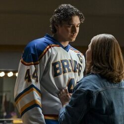 Belmont Cameli y Ella Bright en el 1x07 de 'Off Campus'