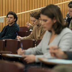 Belmont Cameli y Ella Bright en la temporada 1 y el capítulo 08 de 'Off Campus'