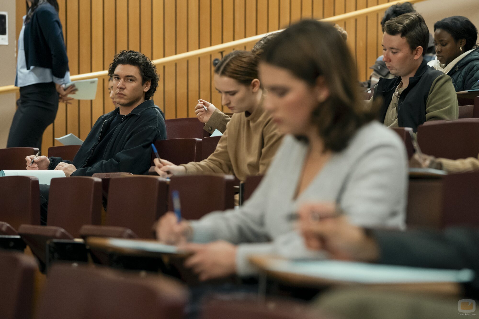 Belmont Cameli y Ella Bright en la temporada 1 y el capítulo 08 de 'Off Campus'