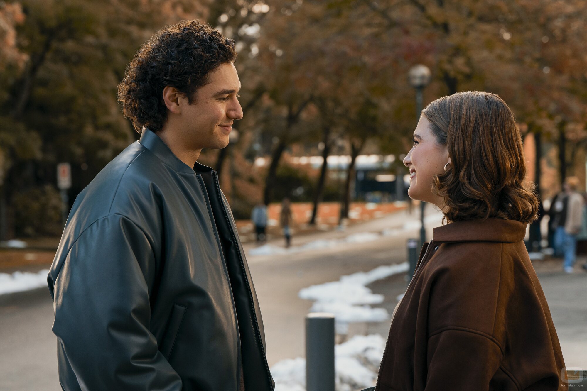 Ella Bright y Belmont Cameli en el 1x08 de 'Off Campus'