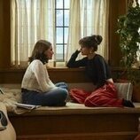 Ella Bright y Mika Abdalla en 1x08 titulado 'Cambio de línea' de 'Off Campus'