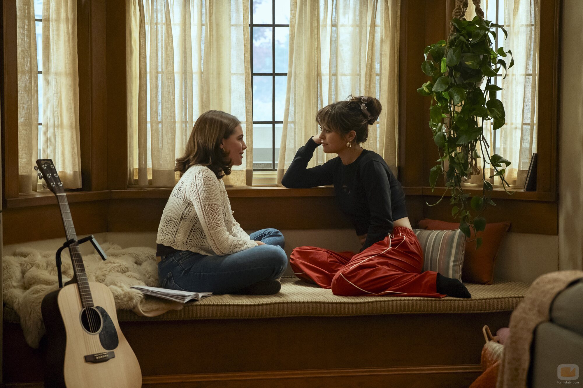 Ella Bright y Mika Abdalla en 1x08 titulado 'Cambio de línea' de 'Off Campus'