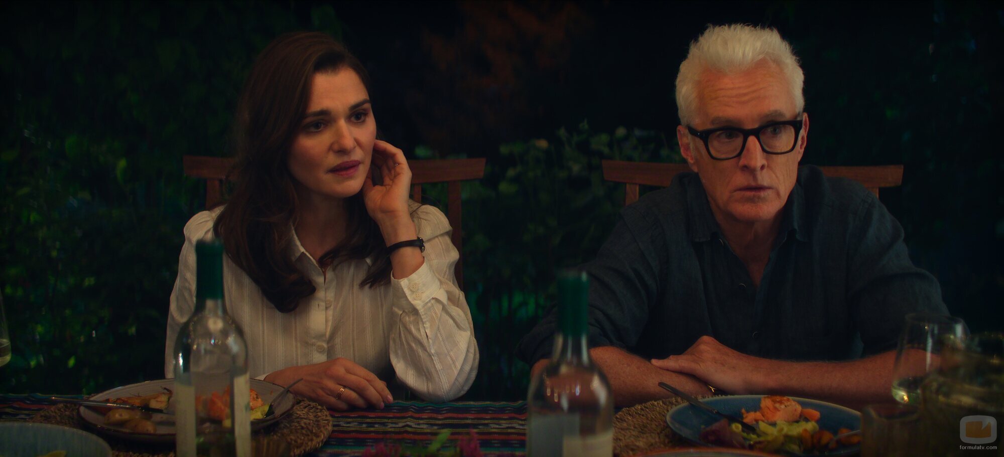 John Slattery y Rachel Weisz en 1x01 'Siempre hemos vivido en el castillo' de 'Vladimir'