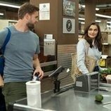 Rachel Weisz y Leo Woodall en 1x01 titulado 'Siempre hemos vivido en el castillo' de 'Vladimir'