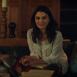 Rachel Weisz en 1x01 titulado 'Siempre hemos vivido en el castillo' de 'Vladimir'