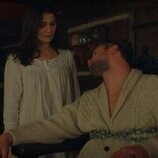 Foto de Rachel Weisz y Leo Woodall en 1x01 titulado 'Siempre hemos vivido en el castillo' de 'Vladimir'