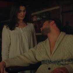 Foto de Rachel Weisz y Leo Woodall en 1x01 titulado 'Siempre hemos vivido en el castillo' de 'Vladimir'