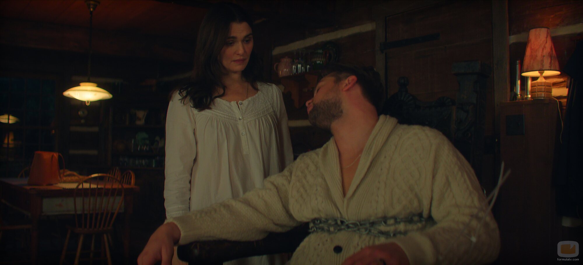 Foto de Rachel Weisz y Leo Woodall en 1x01 titulado 'Siempre hemos vivido en el castillo' de 'Vladimir'