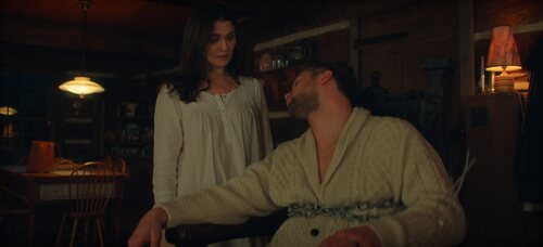 Foto de Rachel Weisz y Leo Woodall en 1x01 titulado 'Siempre hemos vivido en el castillo' de 'Vladimir'