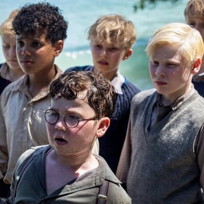Winston Sawyers y David McKenna en Capítulo 1 titulado 'Piggy' de 'El señor de las moscas'