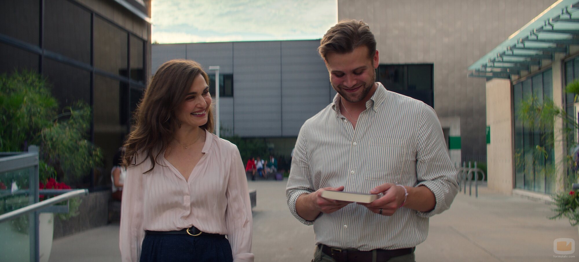 Leo Woodall y Rachel Weisz en 'El despertar' de 'Vladimir'