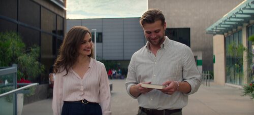 Leo Woodall y Rachel Weisz en 'El despertar' de 'Vladimir'