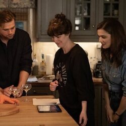 Leo Woodall y Rachel Weisz en Capítulo 2 titulado 'El despertar' de 'Vladimir'
