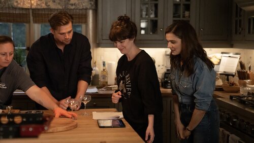 Leo Woodall y Rachel Weisz en Capítulo 2 titulado 'El despertar' de 'Vladimir'
