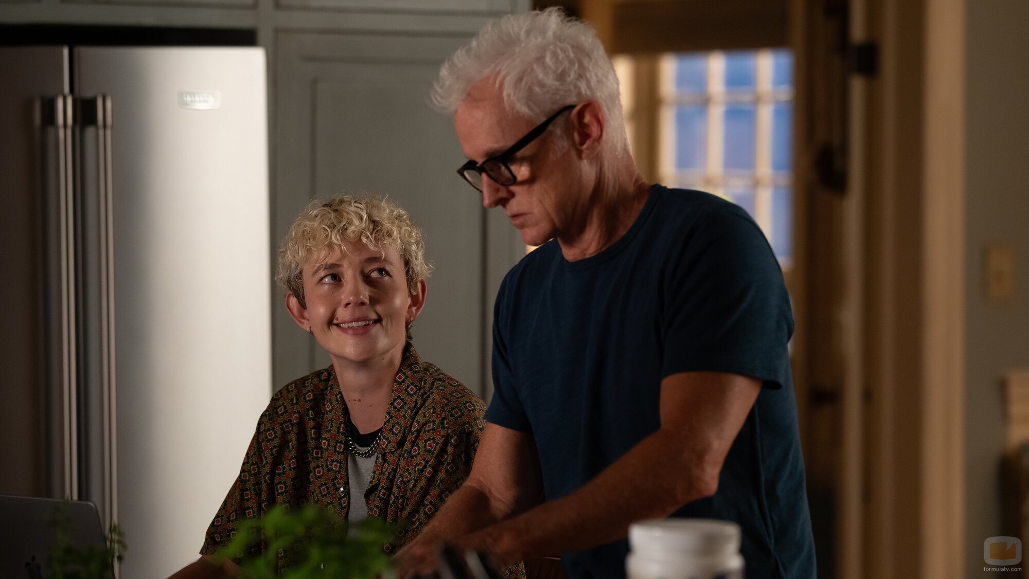 Ellen Robertson y John Slattery en 1x03 titulado 'Enormes cambios en el último minuto' de 'Vladimir'