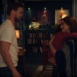 Leo Woodall y Rachel Weisz en 1x03 titulado 'Enormes cambios en el último minuto' de 'Vladimir'