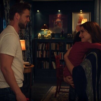 Leo Woodall y Rachel Weisz en 1x03 titulado 'Enormes cambios en el último minuto' de 'Vladimir'