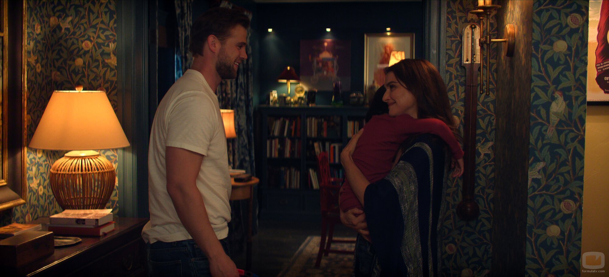 Leo Woodall y Rachel Weisz en 1x03 titulado 'Enormes cambios en el último minuto' de 'Vladimir'