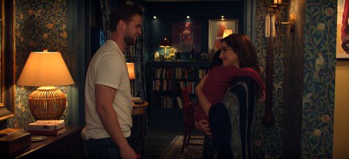 Leo Woodall y Rachel Weisz en 1x03 titulado 'Enormes cambios en el último minuto' de 'Vladimir'