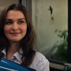 Fotograma de Rachel Weisz en 1x03 'Enormes cambios en el último minuto' de 'Vladimir'