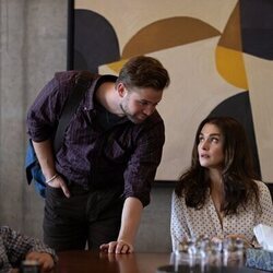 Leo Woodall y Rachel Weisz en 'Mal comportamiento' de 'Vladimir'