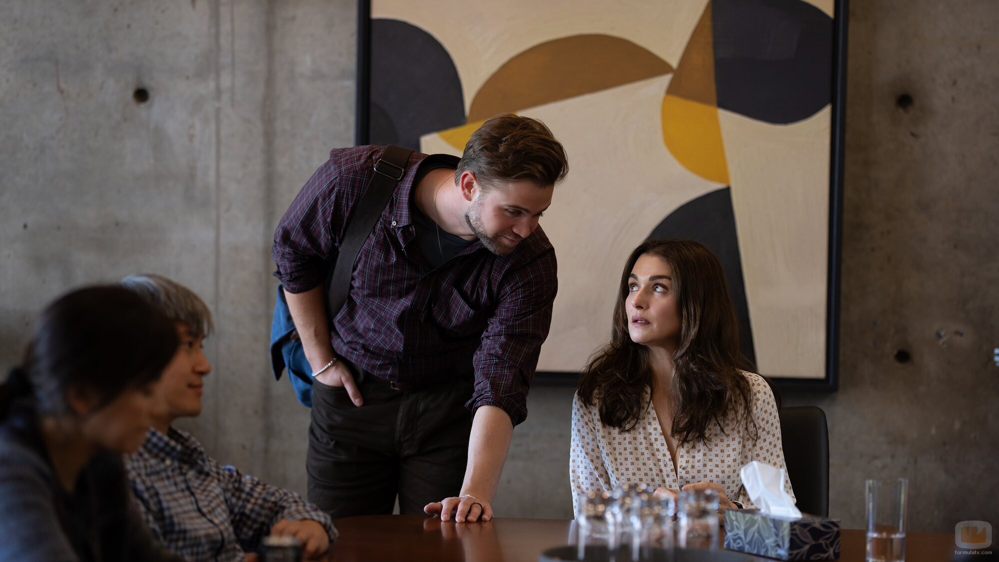 Leo Woodall y Rachel Weisz en 'Mal comportamiento' de 'Vladimir'