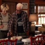 John Slattery y Leo Woodall en 1x04 'Mal comportamiento' de 'Vladimir'