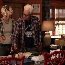 John Slattery y Leo Woodall en 1x04 'Mal comportamiento' de 'Vladimir'