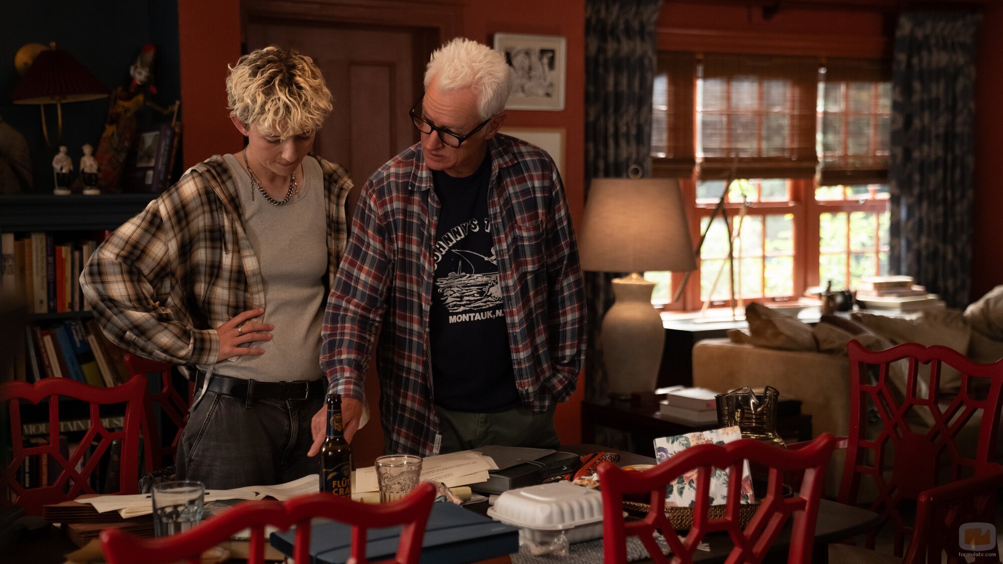 John Slattery y Leo Woodall en 1x04 'Mal comportamiento' de 'Vladimir'
