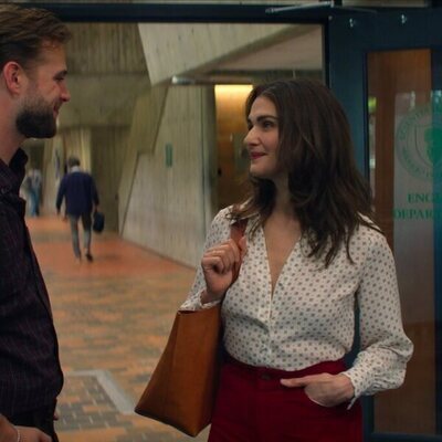 Leo Woodall y Rachel Weisz en 1x04 titulado 'Mal comportamiento' de 'Vladimir'