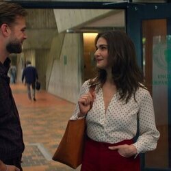 Leo Woodall y Rachel Weisz en 1x04 titulado 'Mal comportamiento' de 'Vladimir'