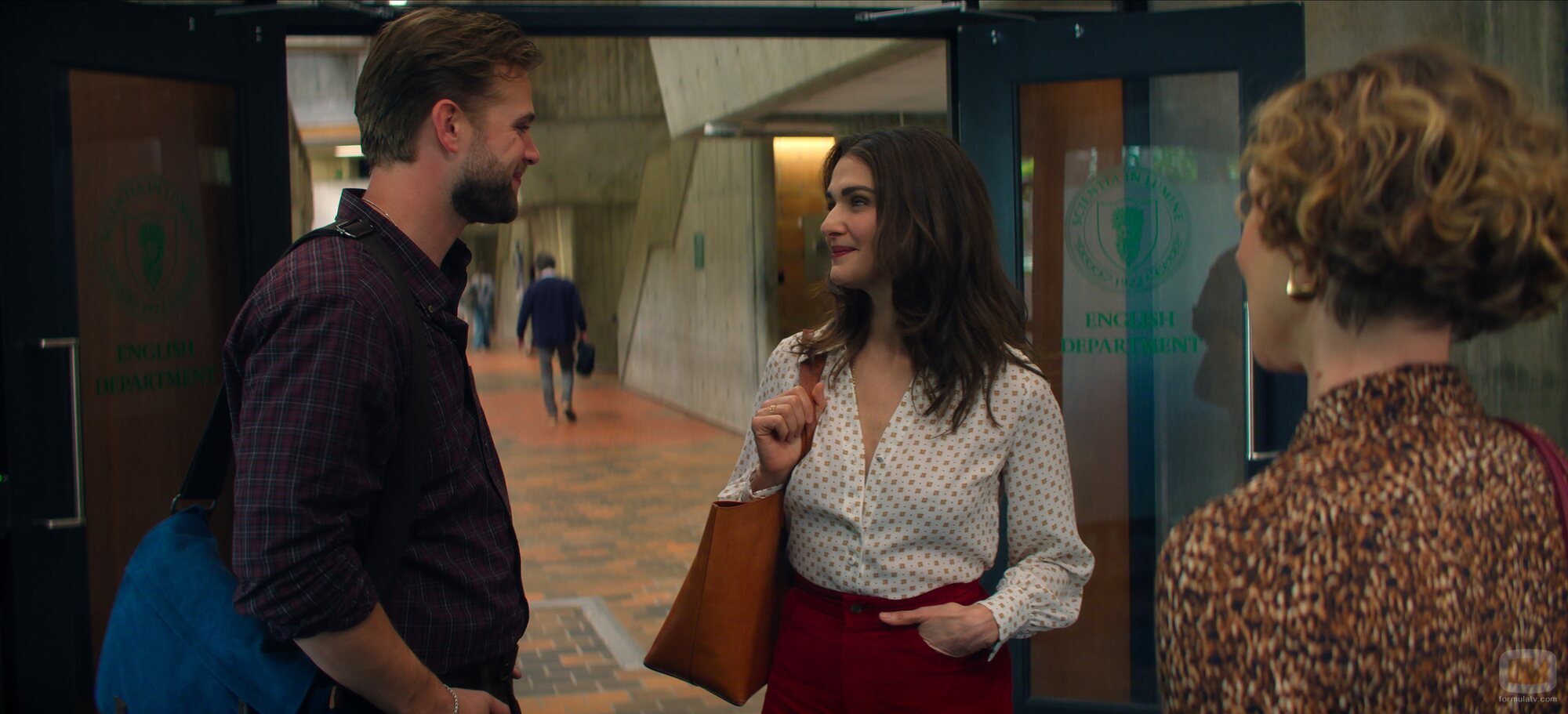 Leo Woodall y Rachel Weisz en 1x04 titulado 'Mal comportamiento' de 'Vladimir'