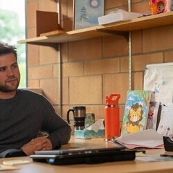 Leo Woodall en 1x04 'Mal comportamiento' de 'Vladimir'