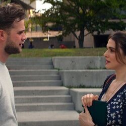Leo Woodall y Rachel Weisz en el 1x05 de 'Vladimir'