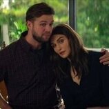 Leo Woodall y Rachel Weisz en la temporada 1 y el capítulo 06 de 'Vladimir'