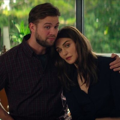 Leo Woodall y Rachel Weisz en la temporada 1 y el capítulo 06 de 'Vladimir'