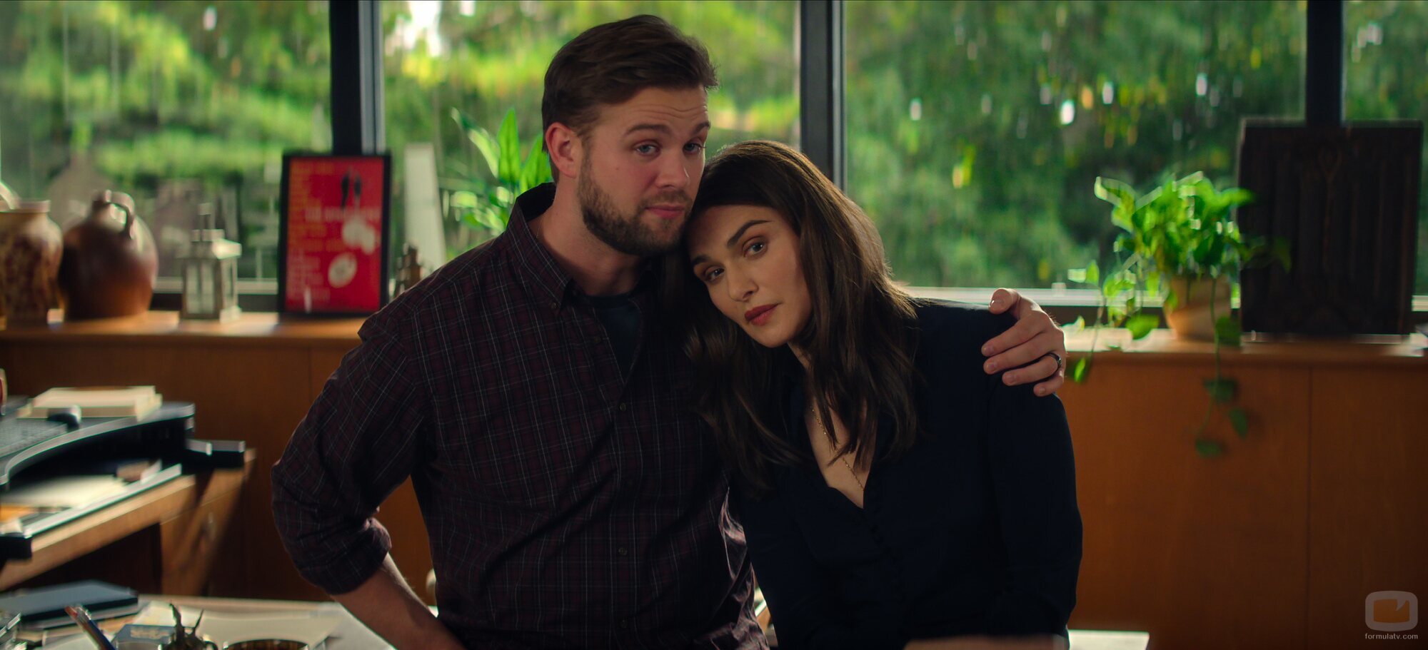 Leo Woodall y Rachel Weisz en la temporada 1 y el capítulo 06 de 'Vladimir'