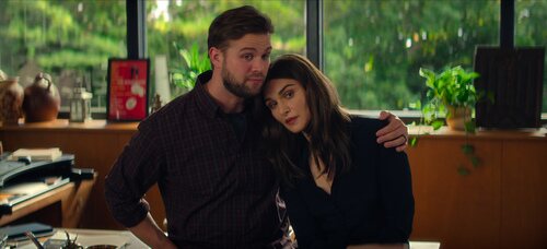 Leo Woodall y Rachel Weisz en la temporada 1 y el capítulo 06 de 'Vladimir'