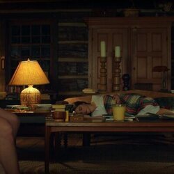 Rachel Weisz y Leo Woodall en 1x07 'Todo lo que asciende debe coverger' de 'Vladimir'