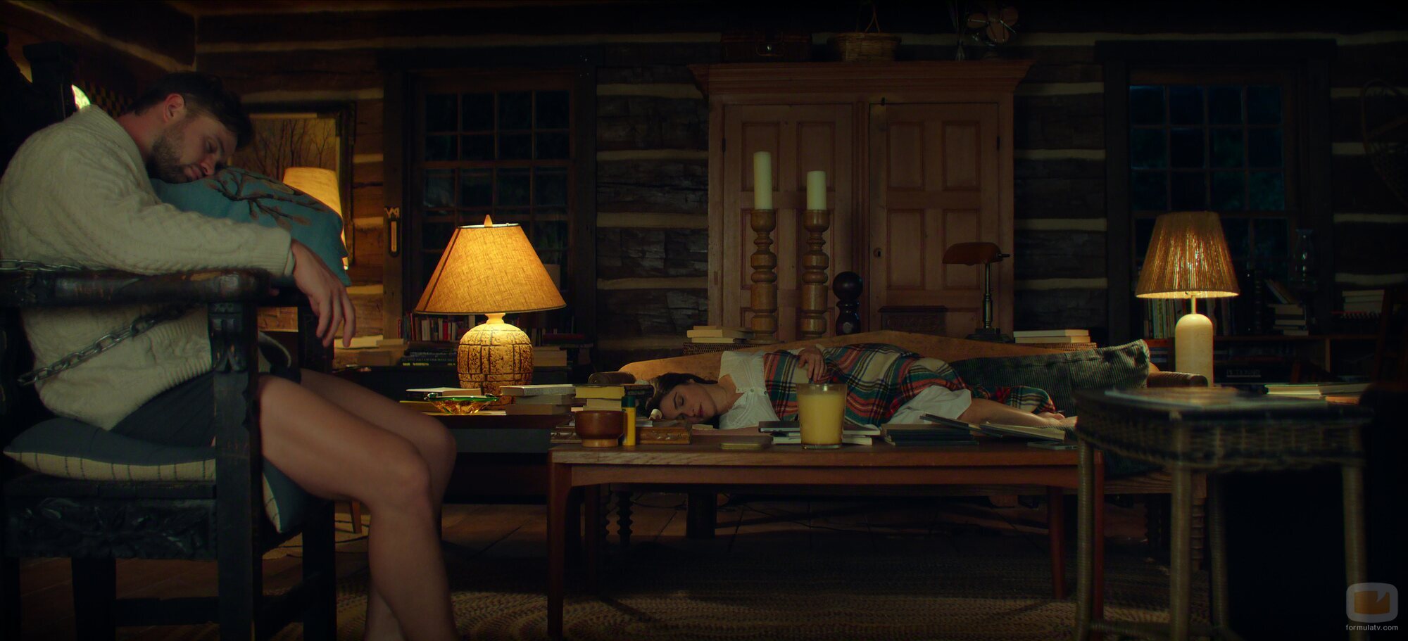 Rachel Weisz y Leo Woodall en 1x07 'Todo lo que asciende debe coverger' de 'Vladimir'