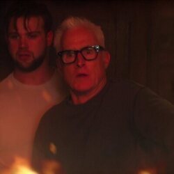 John Slattery y Leo Woodall en 'Contra la interpretación' de 'Vladimir'