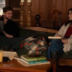 Rachel Weisz y Leo Woodall en Capítulo 8 titulado 'Contra la interpretación' de 'Vladimir'