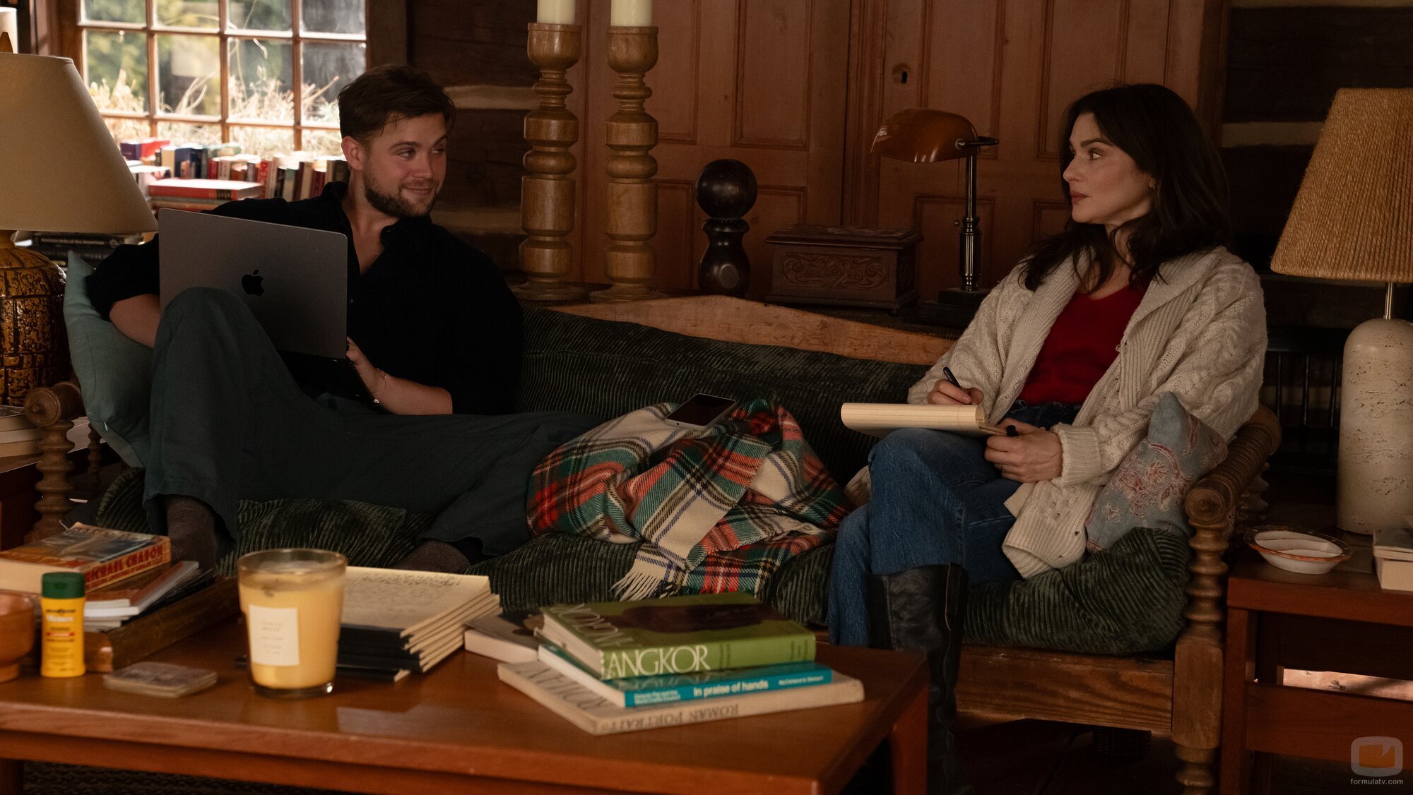Rachel Weisz y Leo Woodall en Capítulo 8 titulado 'Contra la interpretación' de 'Vladimir'