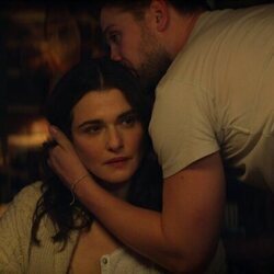 Leo Woodall y Rachel Weisz en la temporada 1 y el capítulo 08 de 'Vladimir'