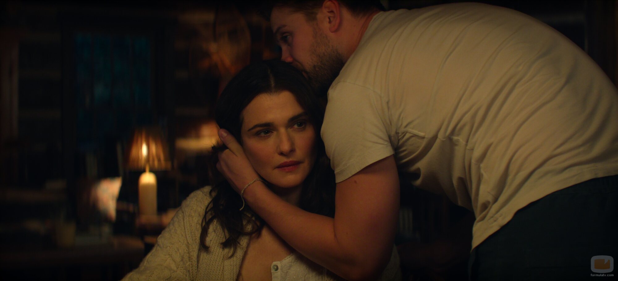 Leo Woodall y Rachel Weisz en la temporada 1 y el capítulo 08 de 'Vladimir'