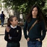 Anna Castillo y Sofía Otero en el 1x01 de 'Se tiene que morir mucha gente'