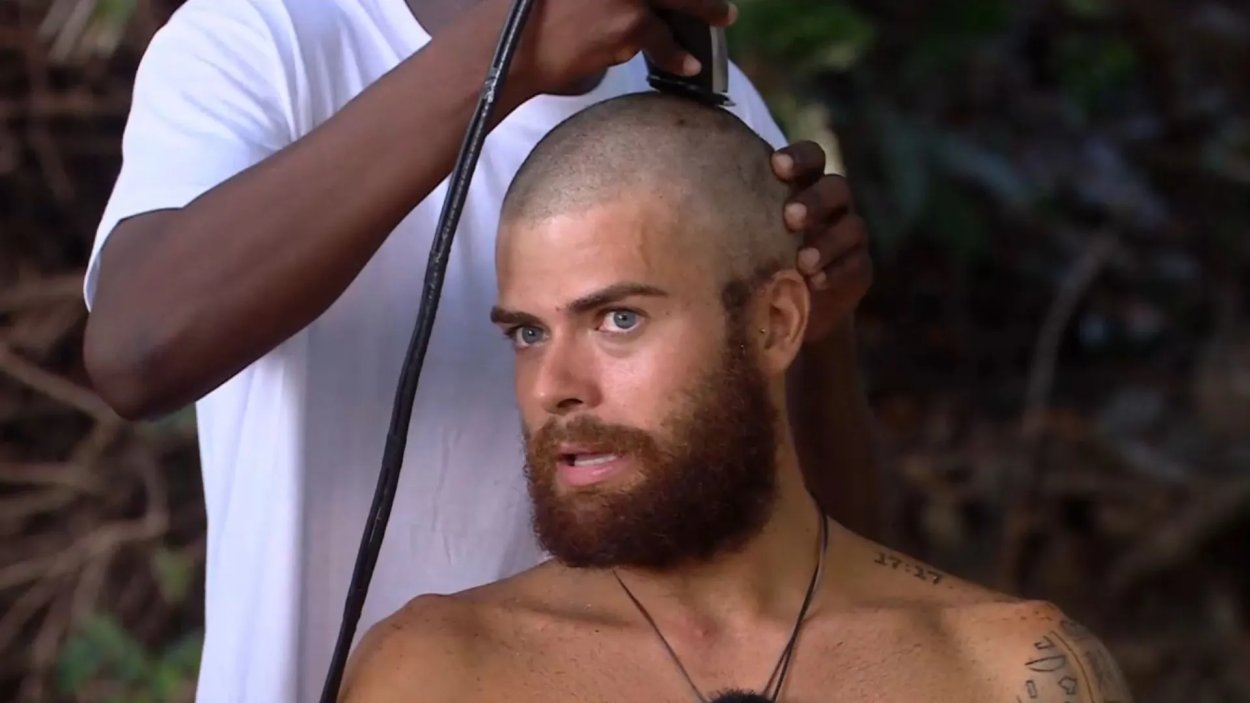 Darío se rapa al cero en 'Supervivientes'
