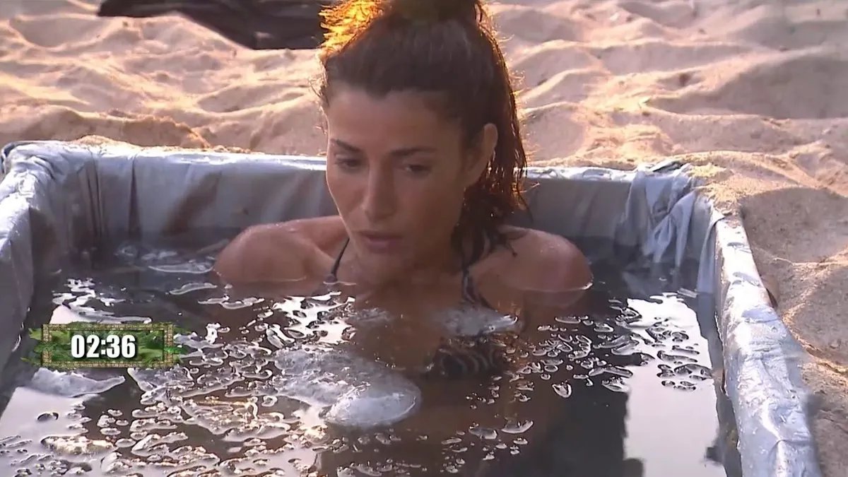 Alba Paul en una piscina con hielo en 'Supervivientes'