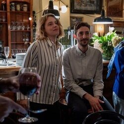 María Rodríguez Soto y Enric Auquer en Capítulo 1 titulado 'Episodio #1.1' de 'Ravalear'